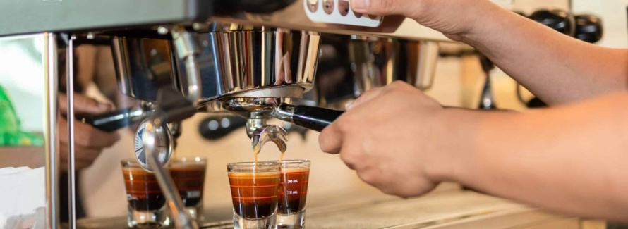 Cách pha cà phê máy được cho là đơn giản và tốn ít thời gian hơn, đặc biệt là so với phương pháp pha cà phê thủ công hoặc pha bằng phin.